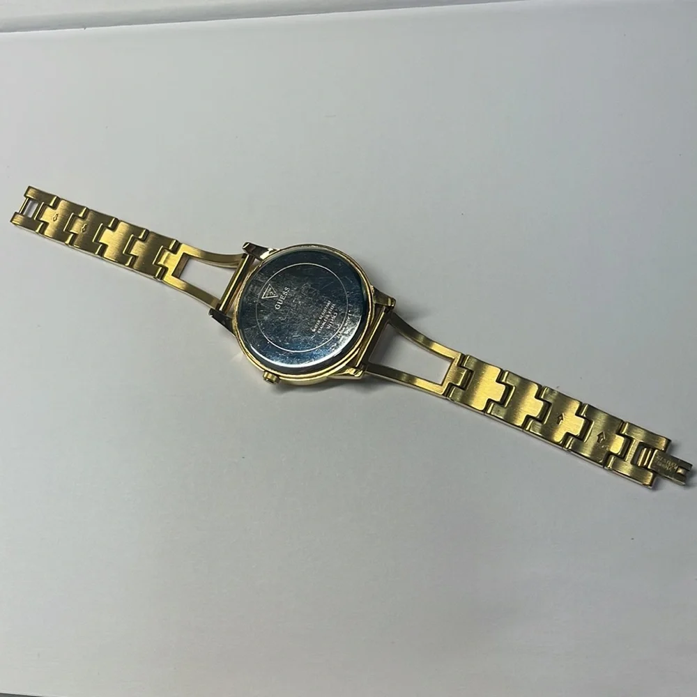 Guess woman’s gold